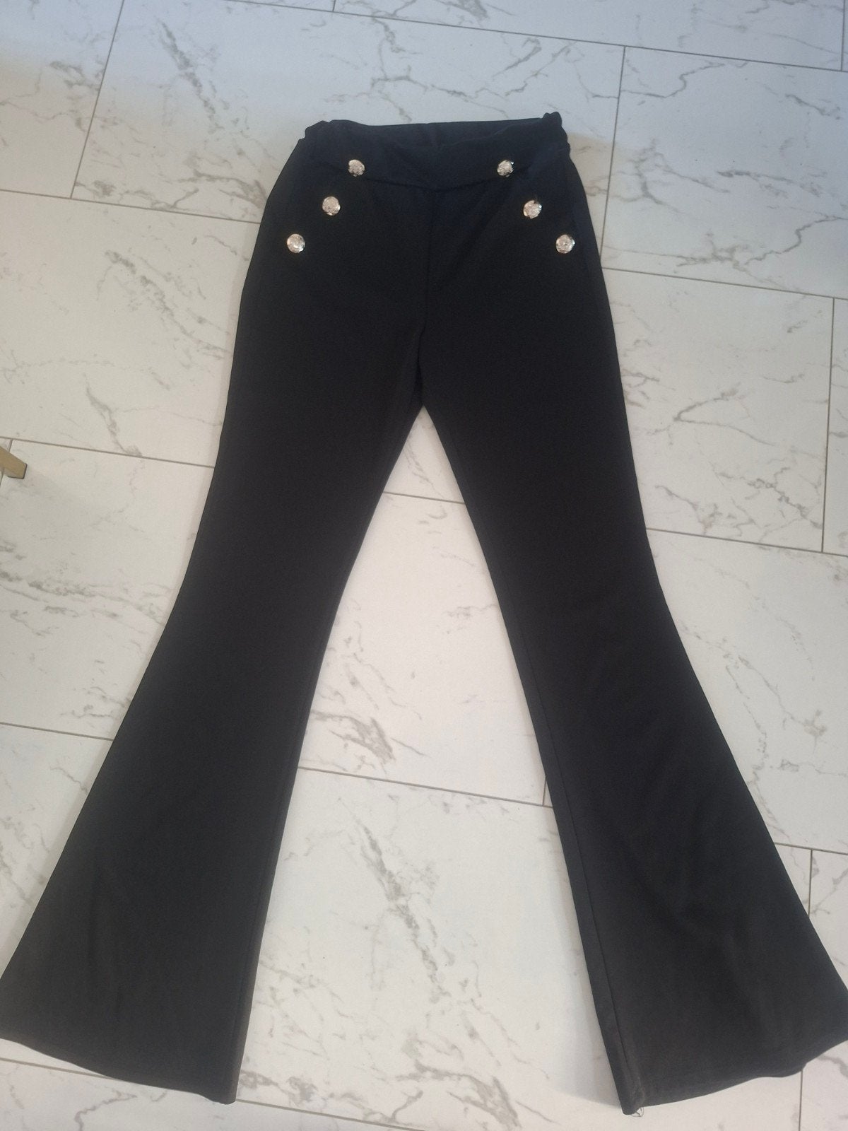 Nieuwe zwarte flared broek met gouden knopen. S/m, Kleding | Dames, Broeken en Pantalons, Zwart, Ophalen of Verzenden, Maat 36 (S)