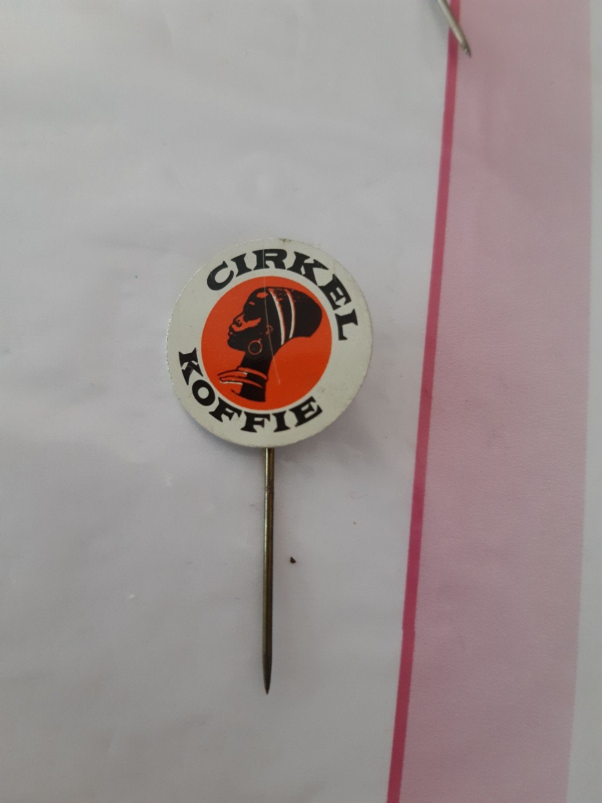 Speldje Cirkel koffie, Ophalen of Verzenden, Zo goed als nieuw, Merk, Speldje of Pin