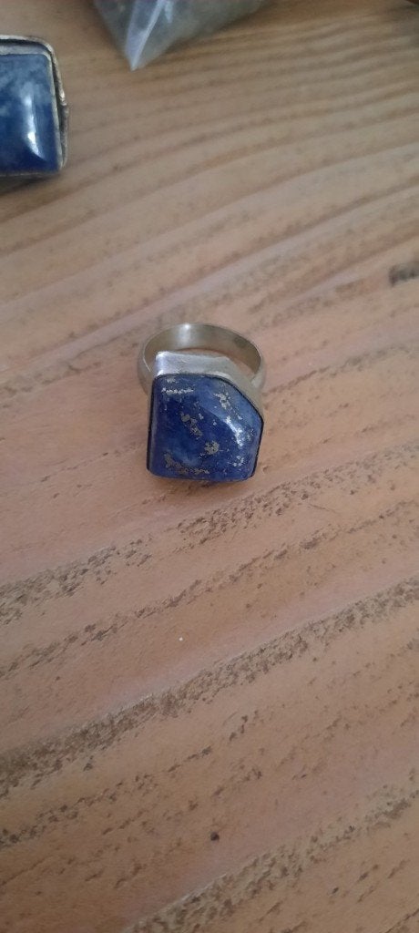 Oude, Tibetaanse ring met Lapis Lazuli. Maat 16.5.