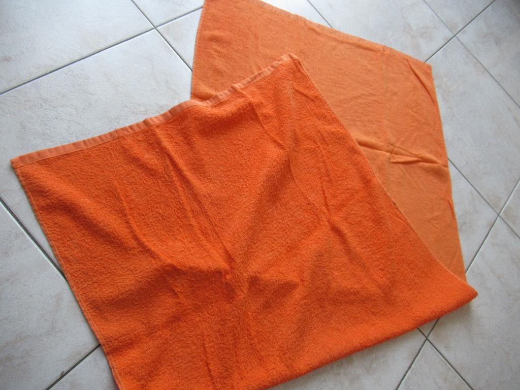 badlaken / handdoek 2 stuks, Ophalen of Verzenden, Nieuw, Oranje, Handdoek