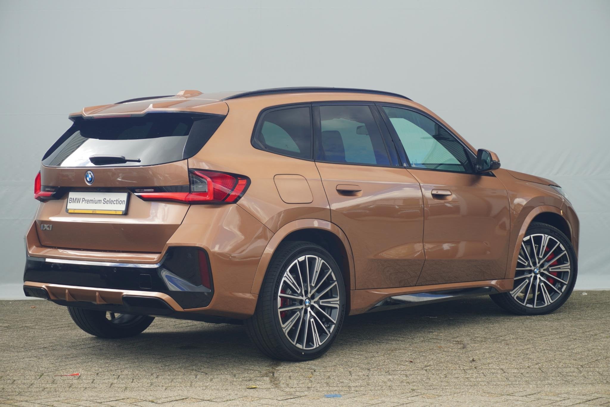 BMW iX1 eDrive20 M Sport Pro | Trekhaak | Schuif-kanteldak |, Auto's, 750 kg, Grijs, 204 pk, SUV of Terreinwagen