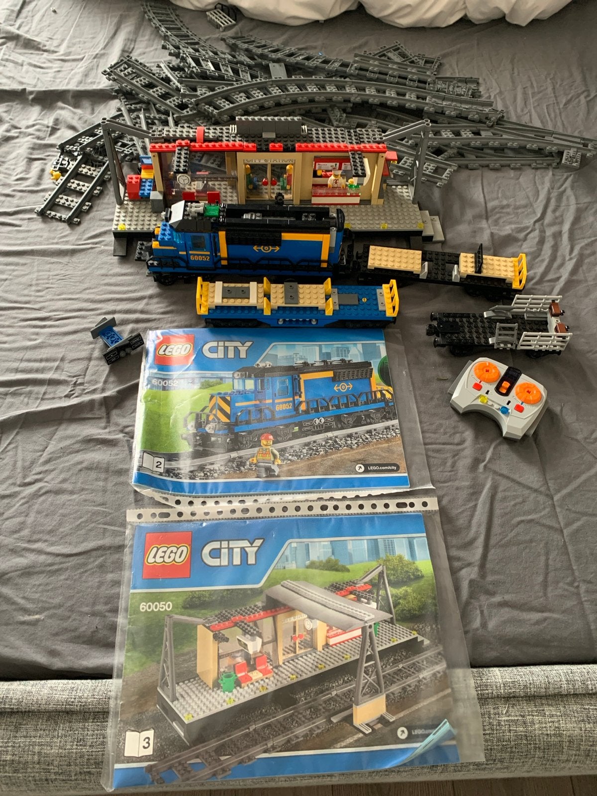 Lego City Trein met rails en station - 60052 & 60050, Ophalen, Lego, Complete set, Inclusief instructies