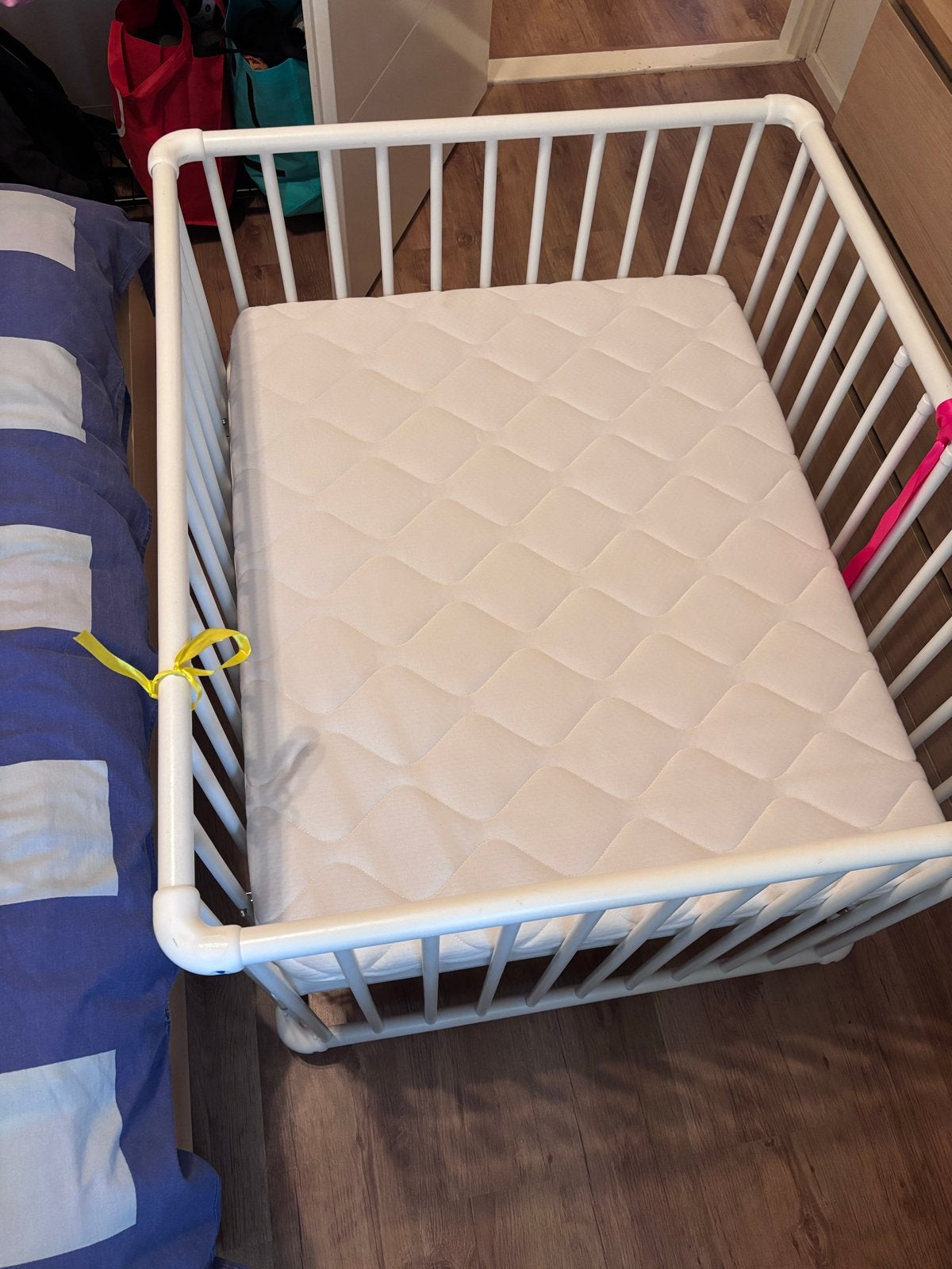 Witte babybox met matras - 100x84x75 cm, Ophalen, Gebruikt, Rechthoekig, Wieltjes