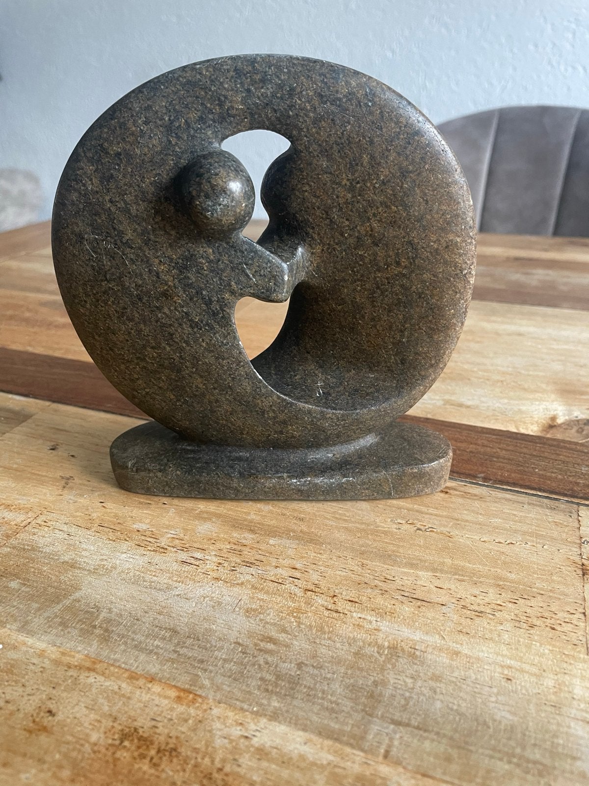Abstracte stenen sculptuur: omhelzing, Groep mensen, Minder dan 20 cm, Ophalen of Verzenden, Handgemaakt