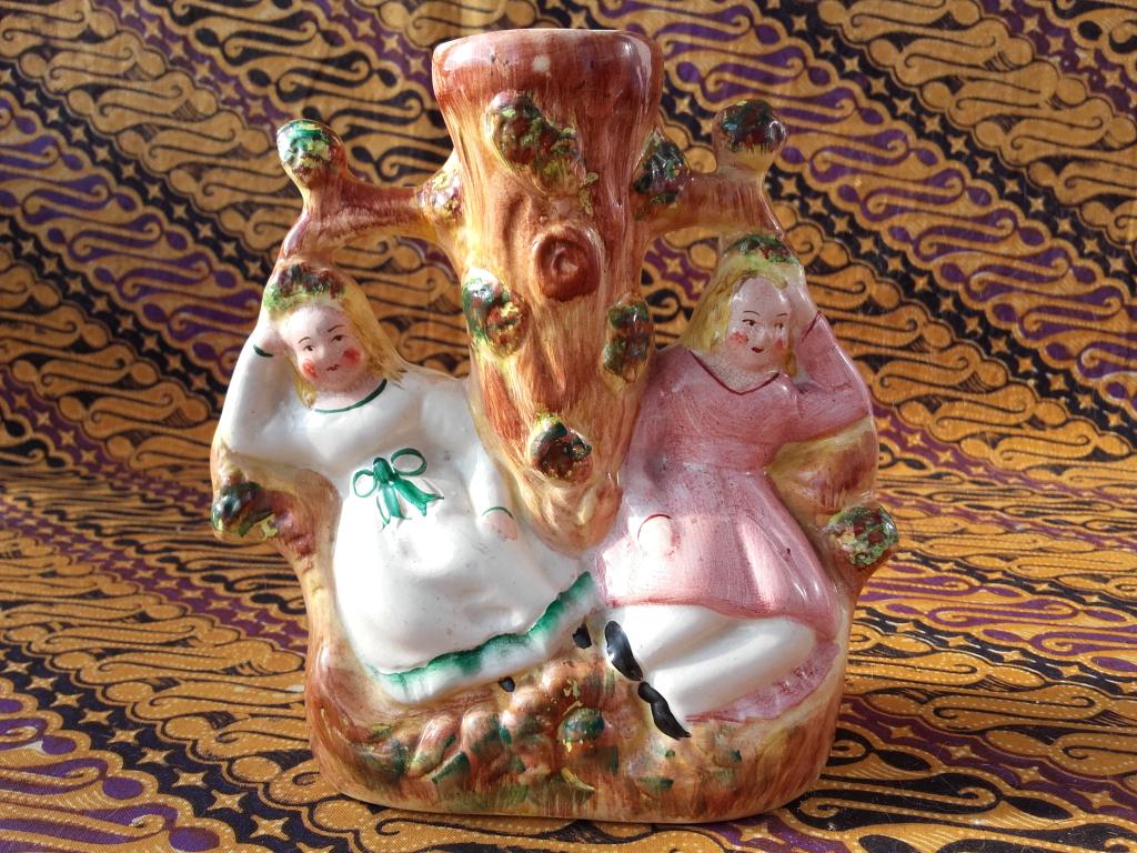 Antiek porselein vaasje uit Engeland met twee vrouwen., Ophalen of Verzenden