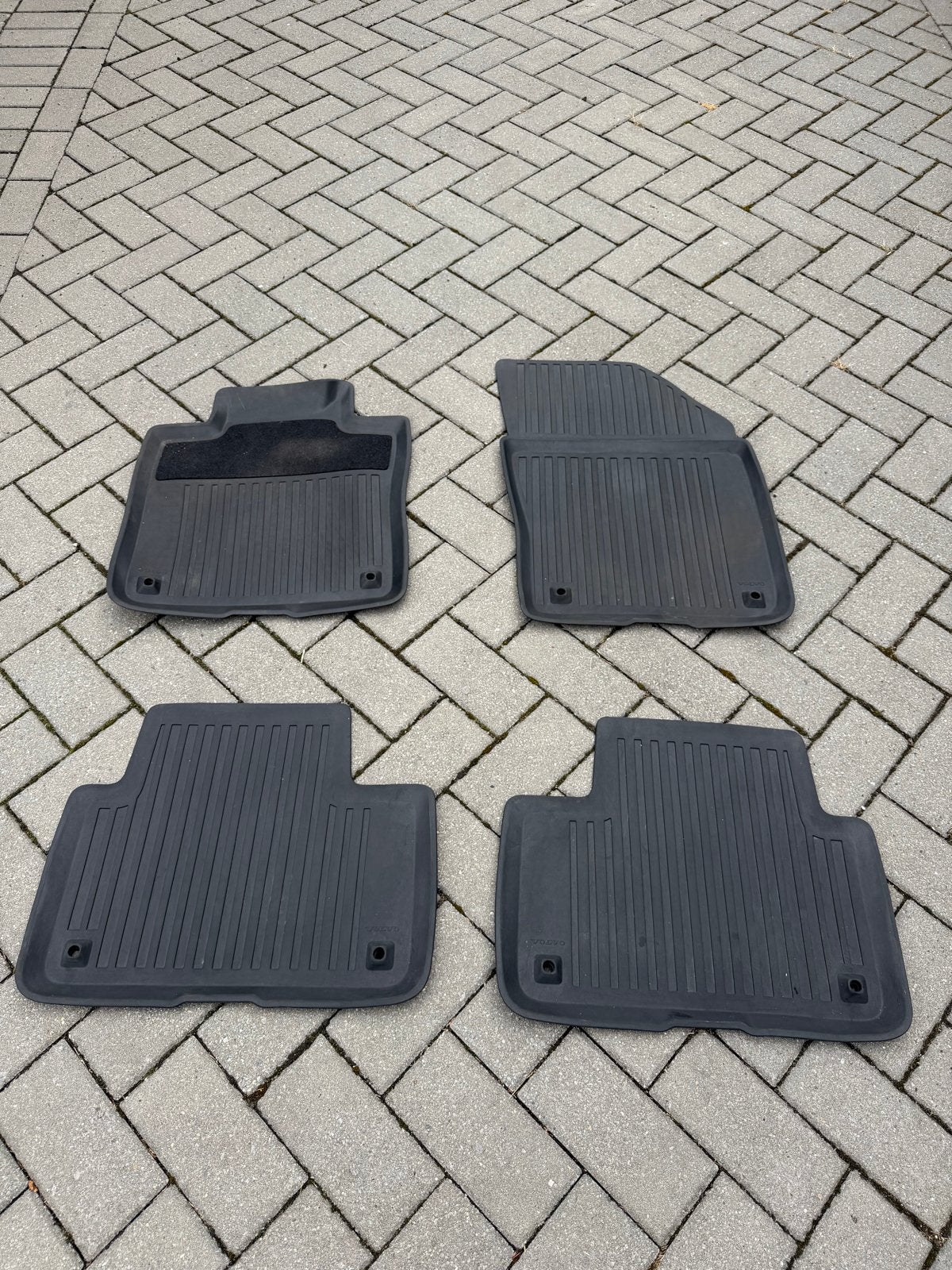 Volvo V60 rubber mattenset (model 2018+), Auto diversen, Automatten, Ophalen, Zo goed als nieuw