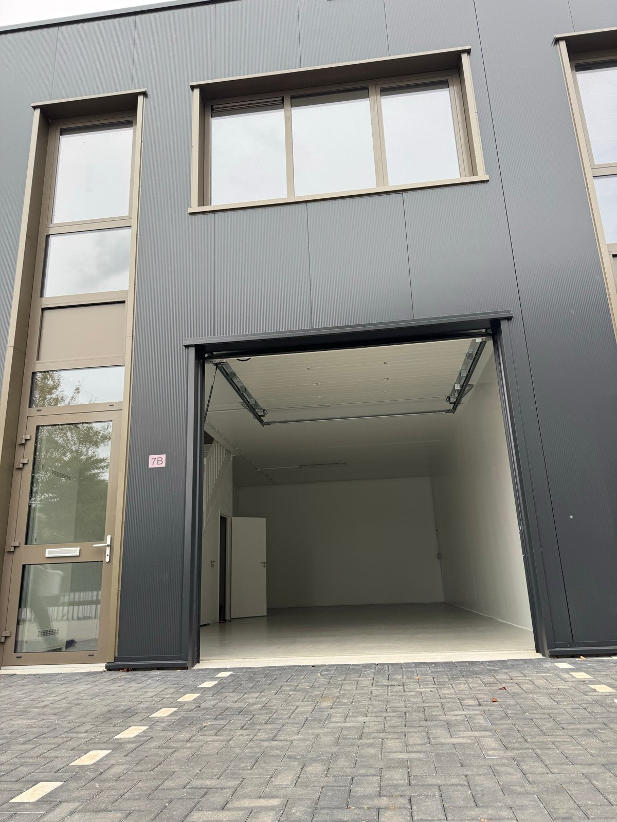 Moderne bedrijfsruimte met kantoor en opslag, Huur, Bedrijfsruimte