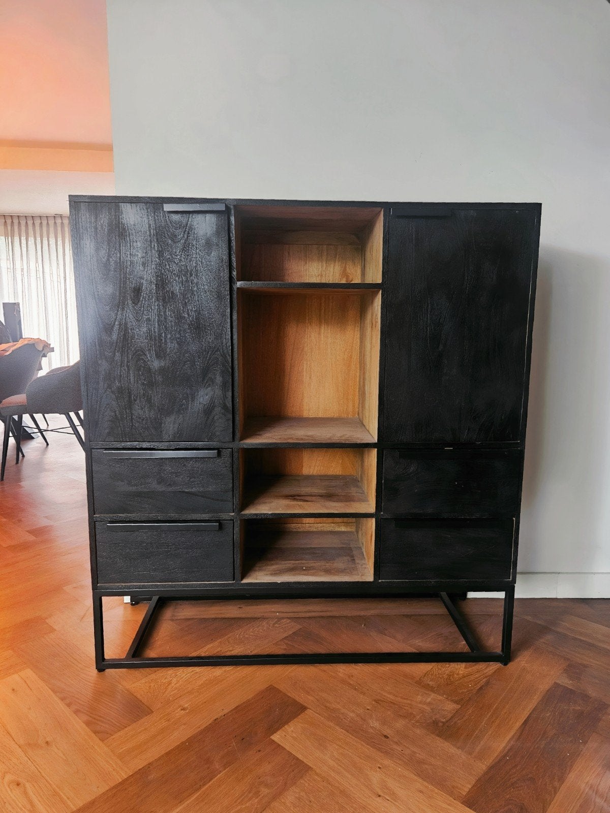 Zwarte, houten wandkast / wijnkast met stalen onderstel, Huis en Inrichting, Ophalen, 100 tot 150 cm, Met lade(s), Zo goed als nieuw