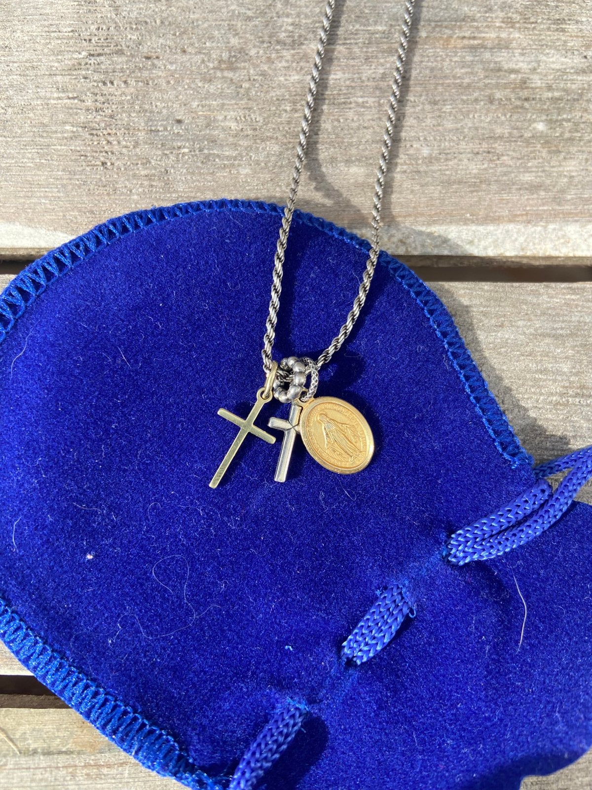 Ketting zilver en goud kruis en medaillon, Ophalen of Verzenden, Zo goed als nieuw, Zilver, Overige merken