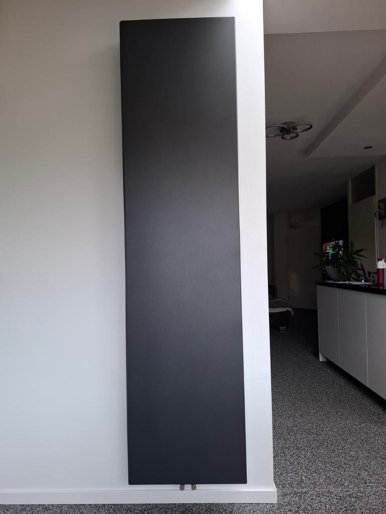 Moderne zwarte /antraciet designradiator, zo goed als nieuw, Doe-het-zelf en Verbouw, Verwarming en Radiatoren, Ophalen, 500 tot 800 watt