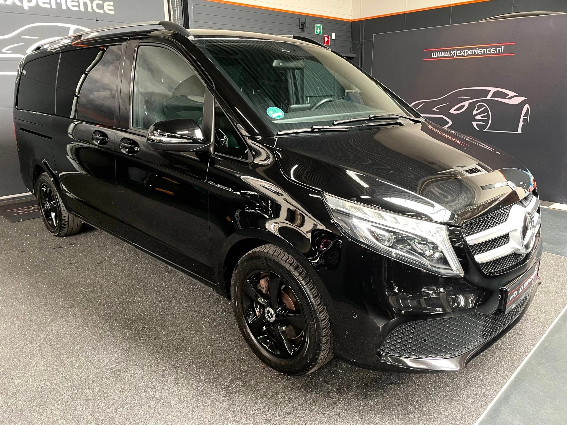 Mercedes-Benz V-KLASSE 300d Lang DC Avantgarde/240 PK/PANO/N, Auto's, Automaat, Gebruikt, 4 cilinders, 2000 kg
