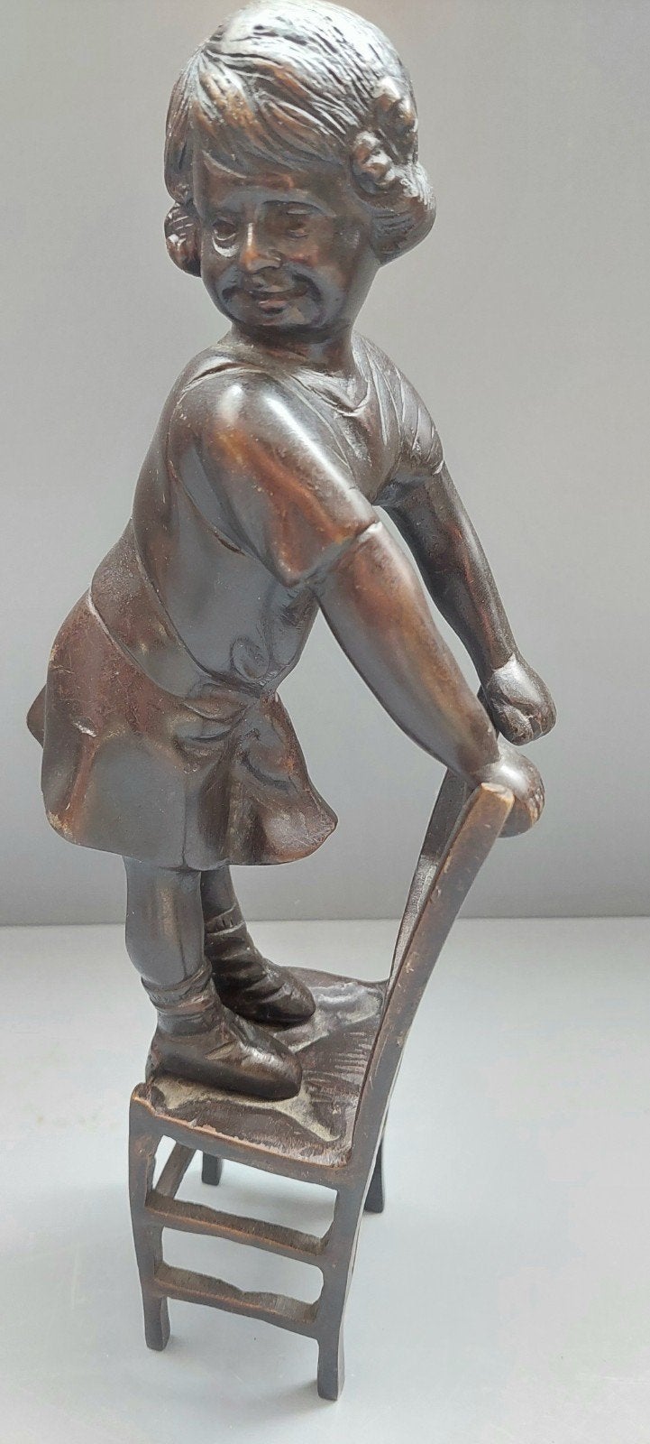 Sculptuur van meisje op stoel, naar Juan Clara, Ophalen of Verzenden, 20 - 50 cm, Beeld, Bruin
