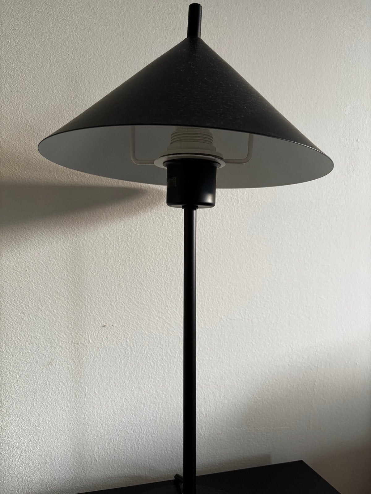 Zwarte moderne tafellamp met kegelvormige kap, Met schakelaar, Zo goed als nieuw, Zwart, Modern