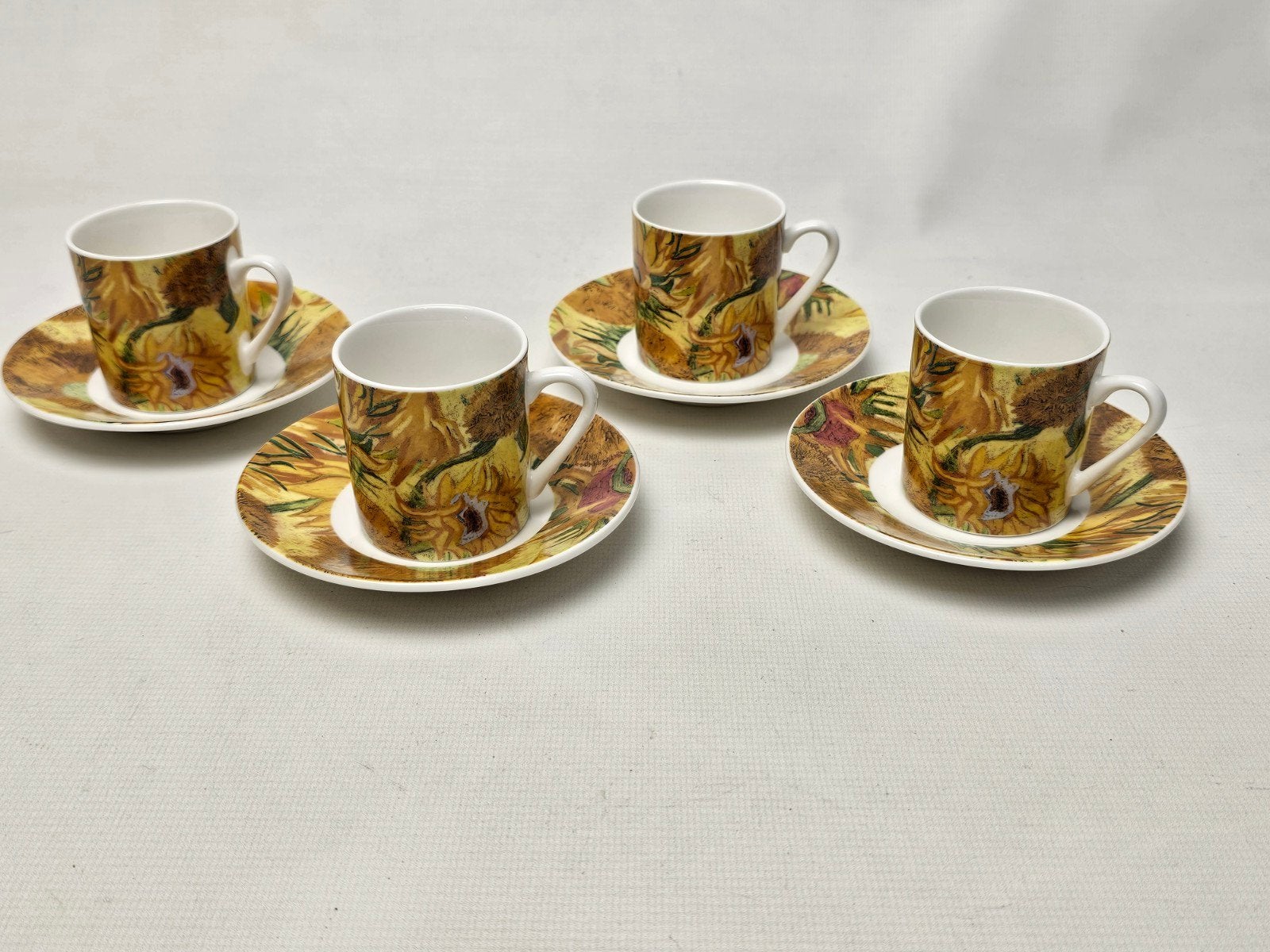 # 4 Vincent van Gogh espresso kop en schotels. Zonnebloemen, Ophalen of Verzenden, Zo goed als nieuw, Overige stijlen, Kop(pen) en/of Schotel(s)