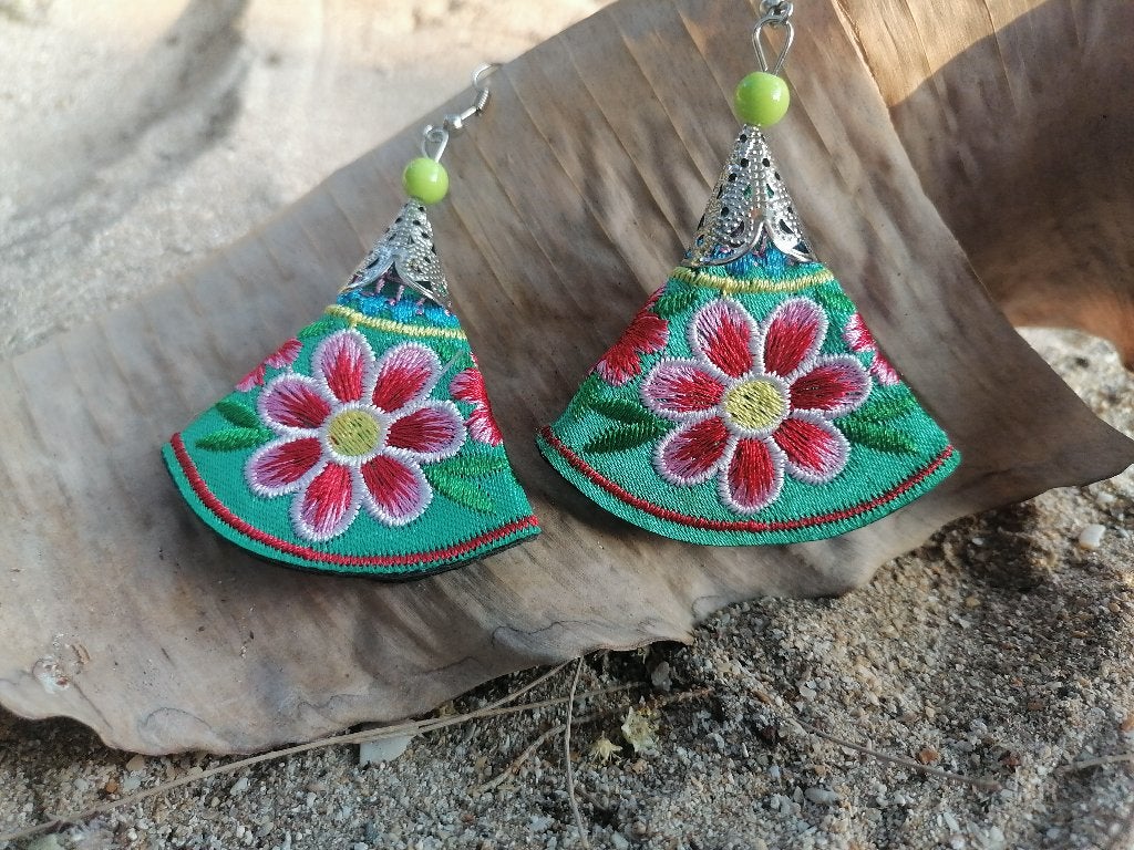 Nieuwe handgemaakte groene stoffen oorbellen boho stijl, Overige materialen, Hangers, Nieuw, Ophalen of Verzenden
