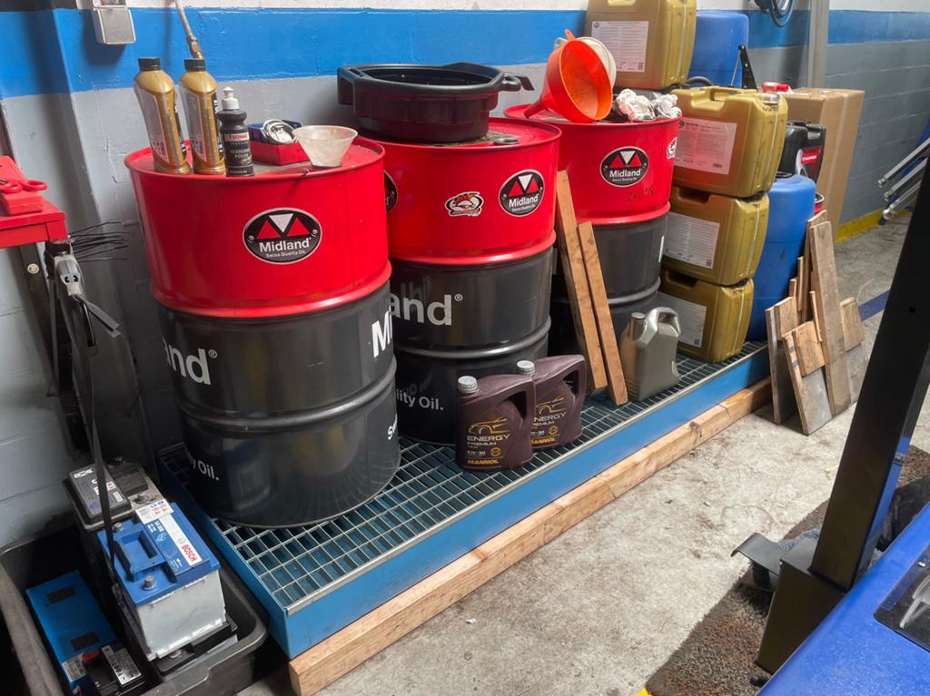 Olie lekbak inclusief 3 keer 200liter var, Ophalen, Zo goed als nieuw