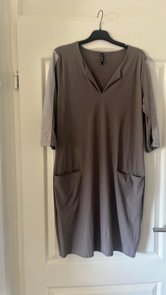 Zoso jurkje taupe crème L travelstof, Kleding | Dames, Overige kleuren, Maat 42/44 (L), Nieuw, Ophalen of Verzenden