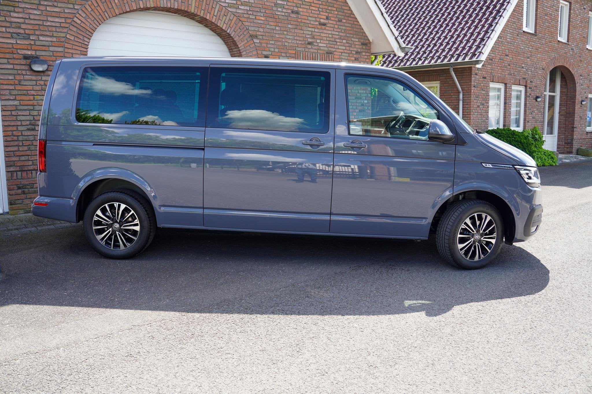 Volkswagen Transporter T6.1 Caravelle 2.0 TDI 150 PK DSG CAR, Stof, Gebruikt, Zwart, 150 pk
