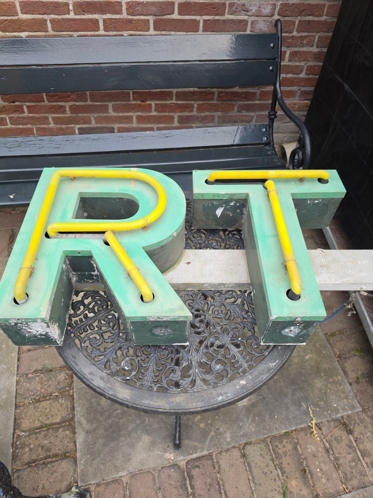 Unieke vintage neonletters 'R en T' van zink, Ophalen of Verzenden