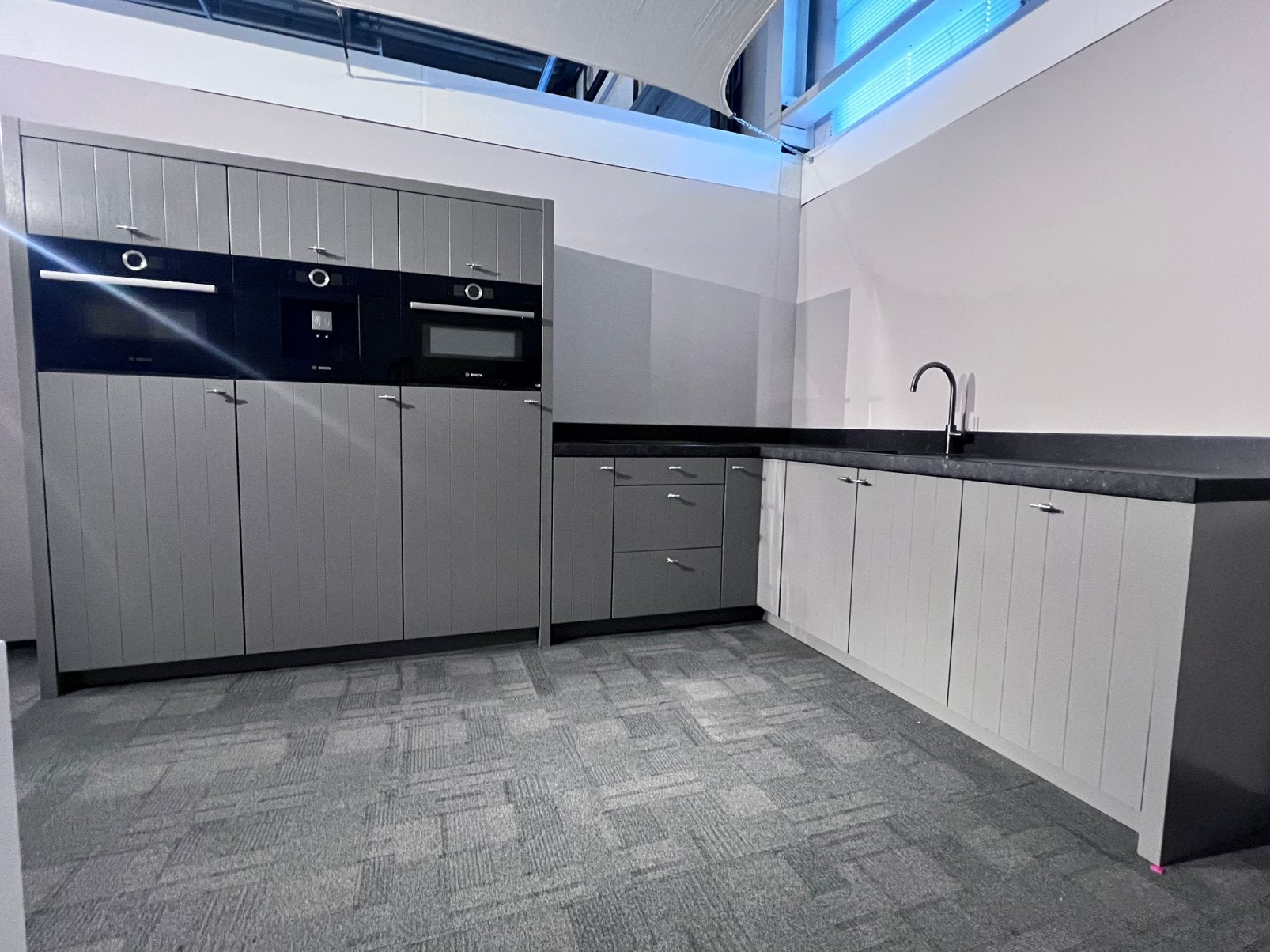 Prachtige complete keuken met graniet en Bosch apparatuur., Huis en Inrichting, Ophalen, Hoekkeuken, Graniet of Steen, Zo goed als nieuw