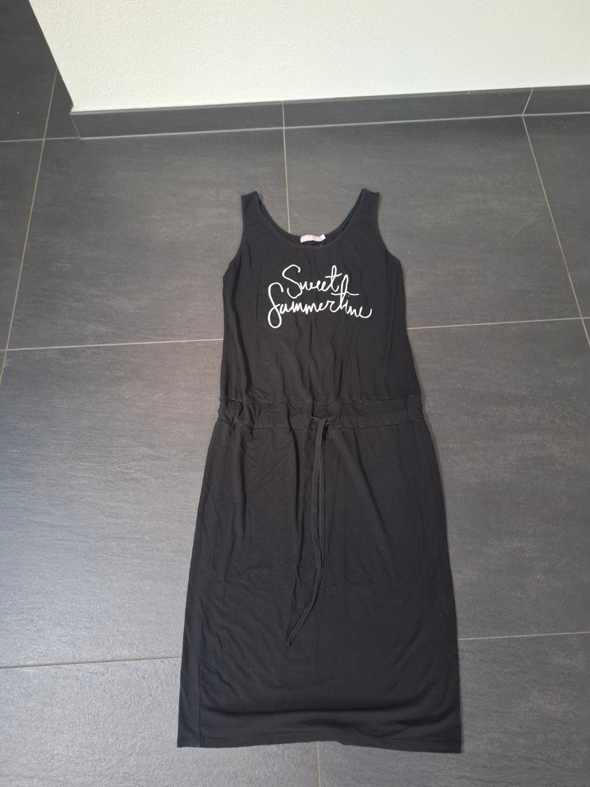 Zwarte zomerjurk met 'Sweet Summertime' opdruk, Kleding | Dames, Zwart, Maat 42/44 (L), Musthaves by Elja, Ophalen of Verzenden
