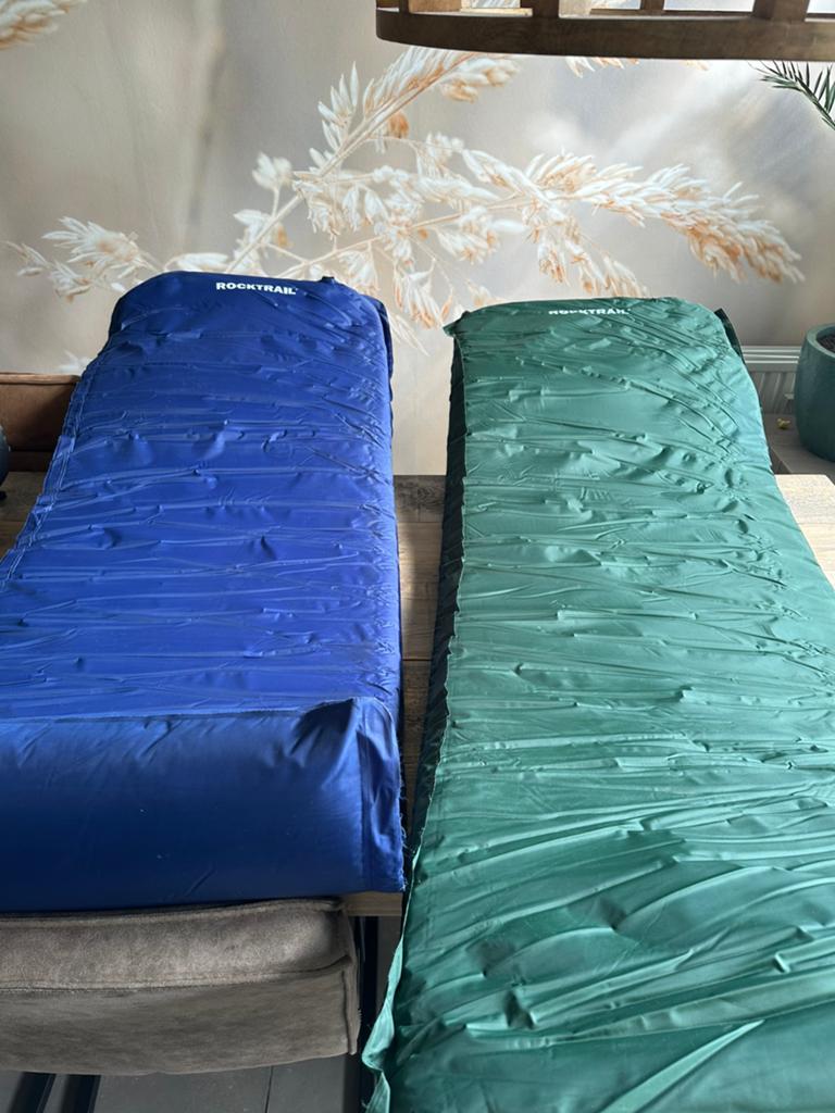 Rocktrail zelfopblazende slaapmatten, blauw en groen, Caravans en Kamperen, Slaapmatten, Ophalen, Zo goed als nieuw