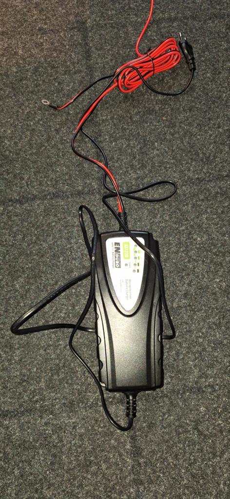 Acculader met accubak en vastzetsysteem voor caravan, Caravans en Kamperen, Caravan accessoires, Gebruikt, Ophalen