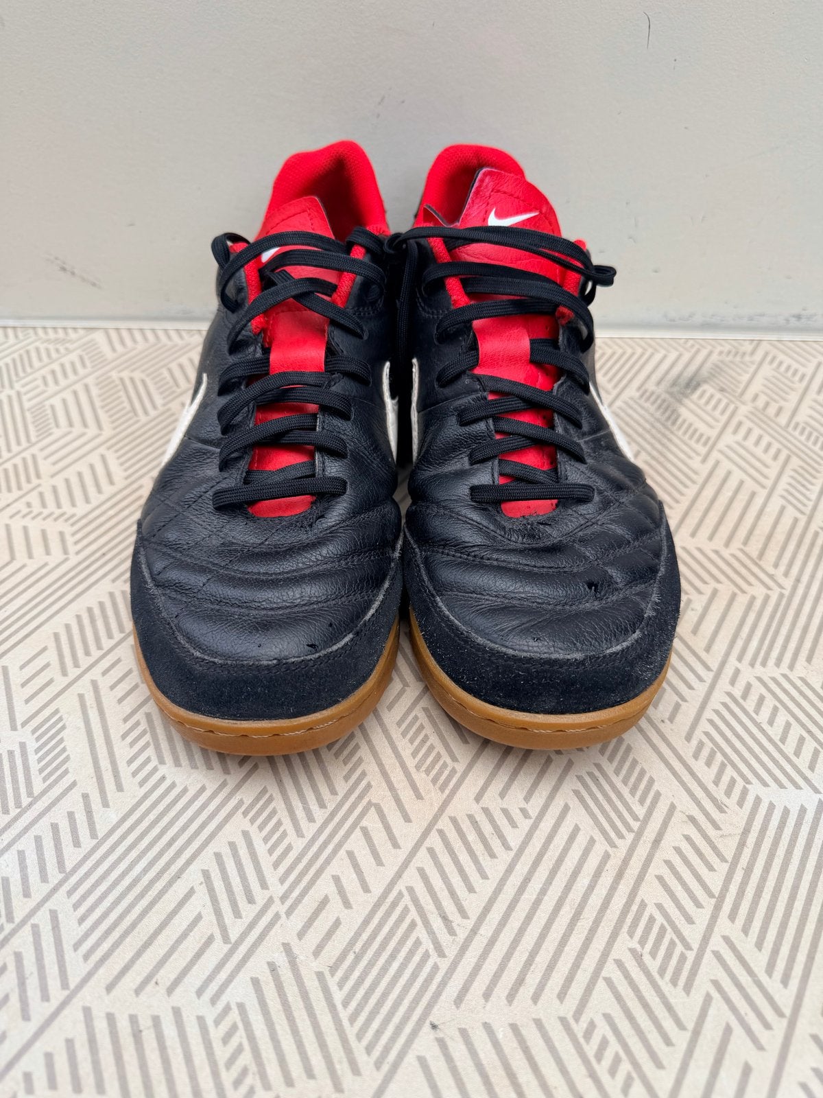 Nike Tiempo zaalvoetbalschoenen - Maat 43, Ophalen of Verzenden, Gebruikt, Schoenen