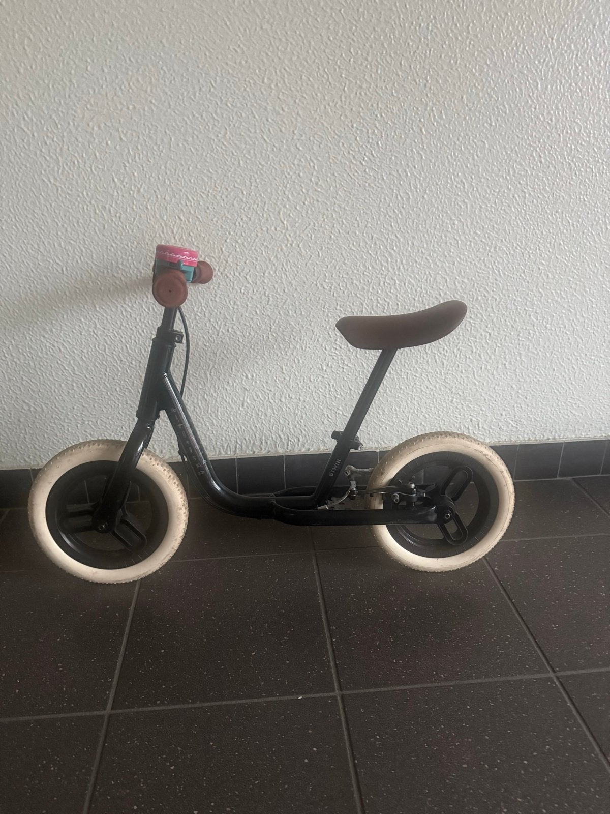 Kinderloopfiets zwart met witte banden en bel, Ophalen, Gebruikt, Overige typen