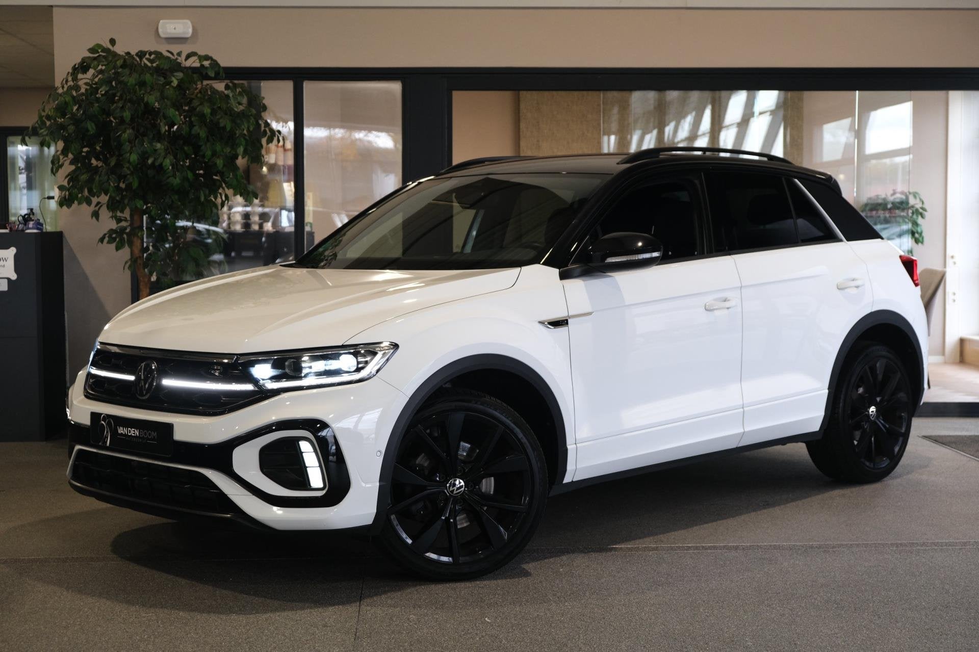 Volkswagen T-Roc 1.5 TSI R-Line DSG NW Model Black Style Nav, Auto's, Volkswagen, 4 cilinders, 150 pk, Alcantara, Wit