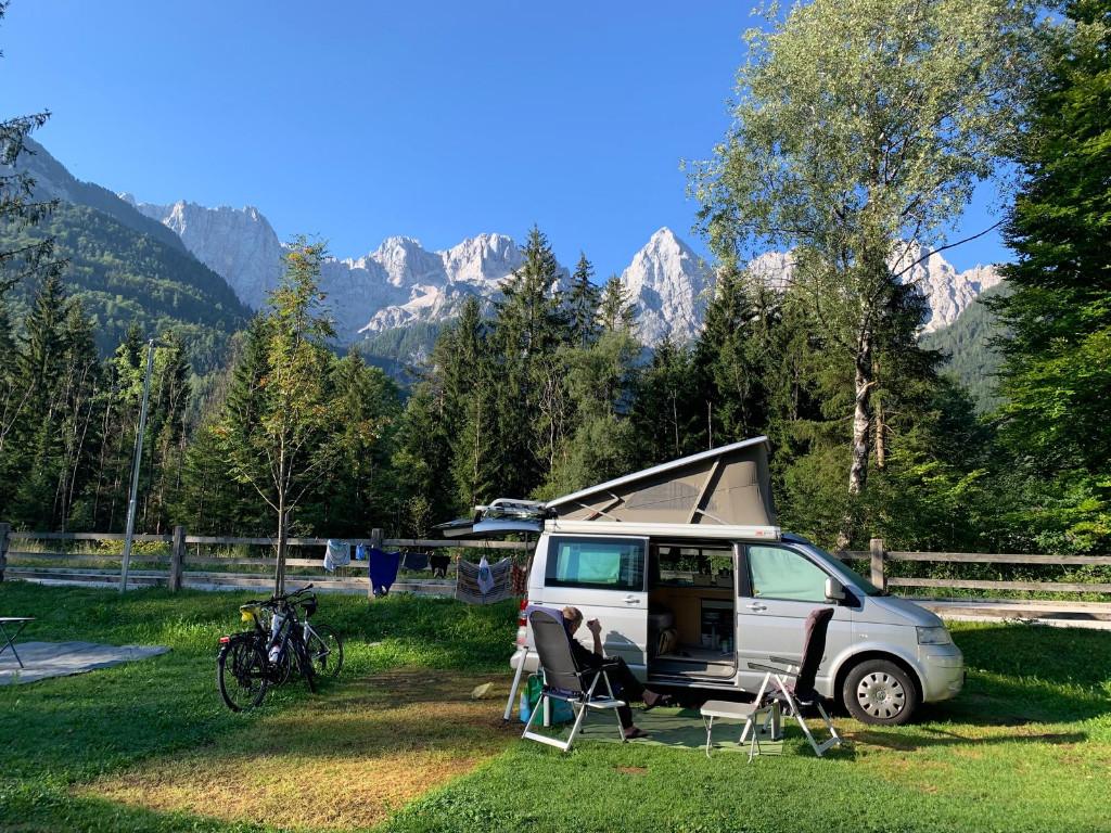 VW buscamper T5 wil graag vaker op pad, Caravans en Kamperen, Campers, Automaat, Buscamper of Camperbus, Koelkast, Volkswagen