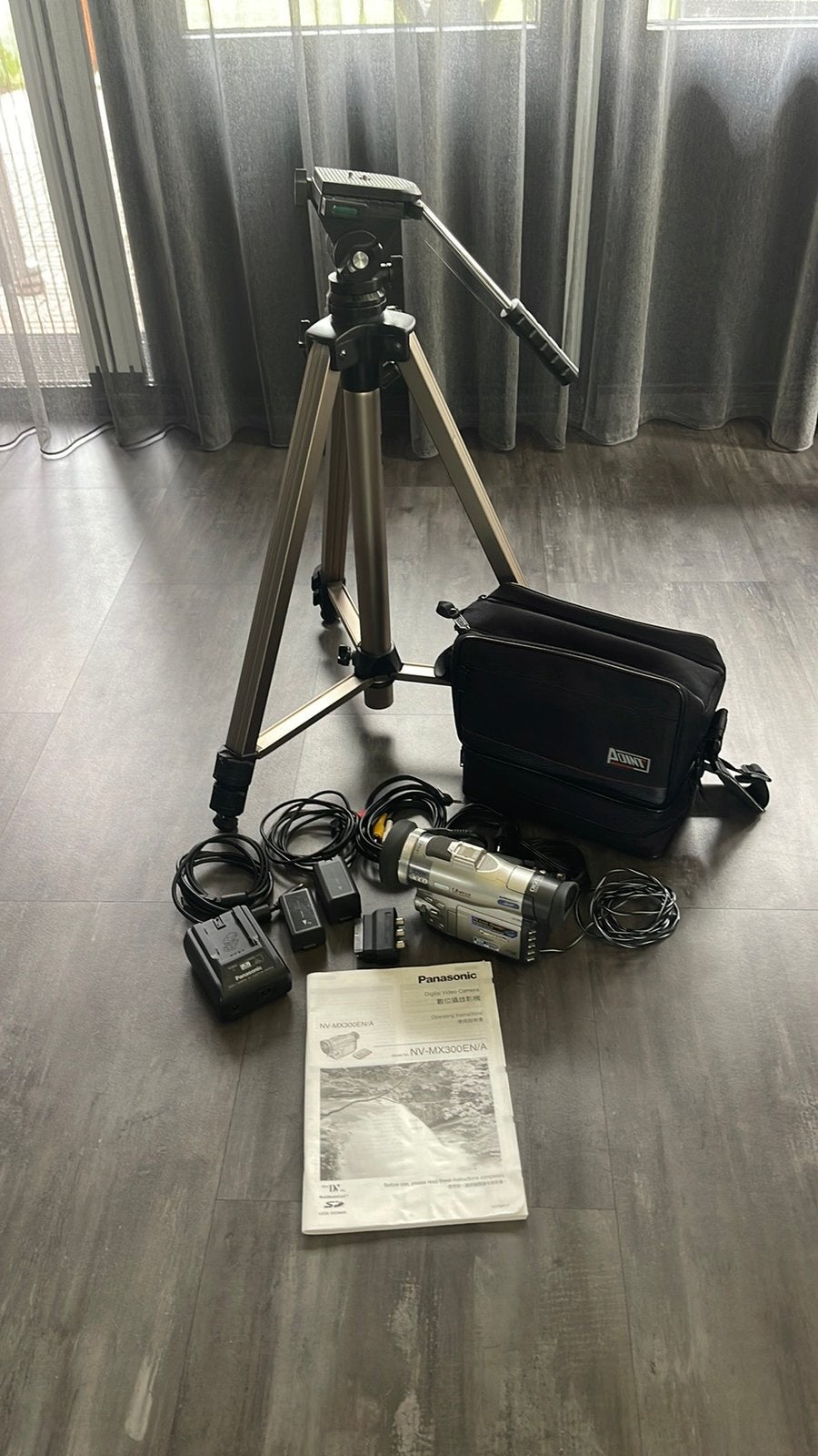 Panasonic digitale video camera met statief NV-MX300, Ophalen, Panasonic, 20x of meer, Overige soorten