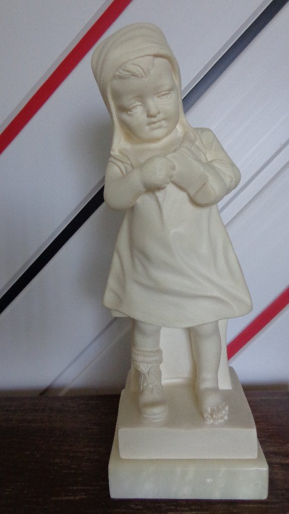 Beeldje Meisje met kapotte schoen gesigneerd, Ophalen, Zo goed als nieuw, Mens