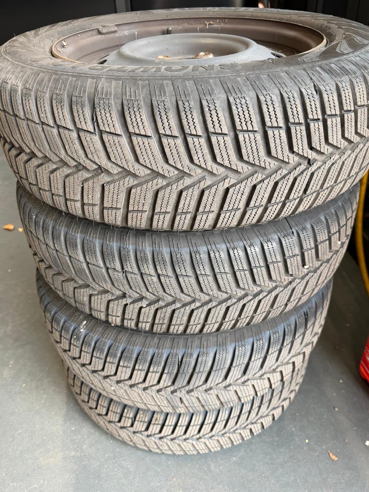 4 winterbanden winter banden op velg - 185/65 R15, Ophalen, Gebruikt, Voor, Bumper