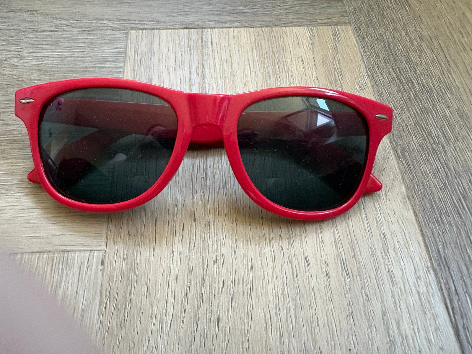 Gratis rode zonnebril, Zonnebril, Nieuw, Rood, Ophalen
