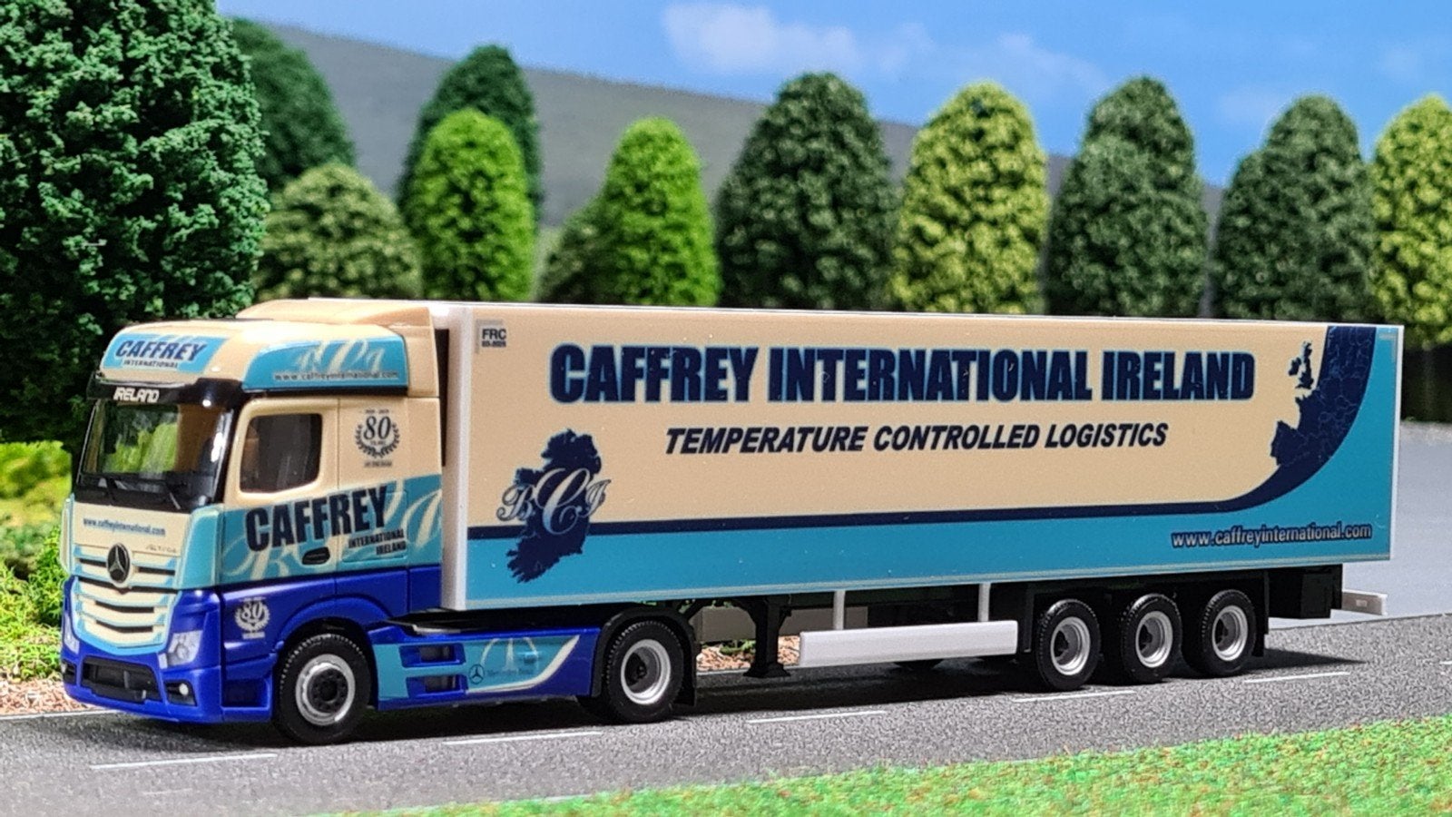 190 Herpa 1:87 Caffrey International Mercedes Actros koeltra, Ophalen of Verzenden, Nieuw, Bus of Vrachtwagen, Herpa
