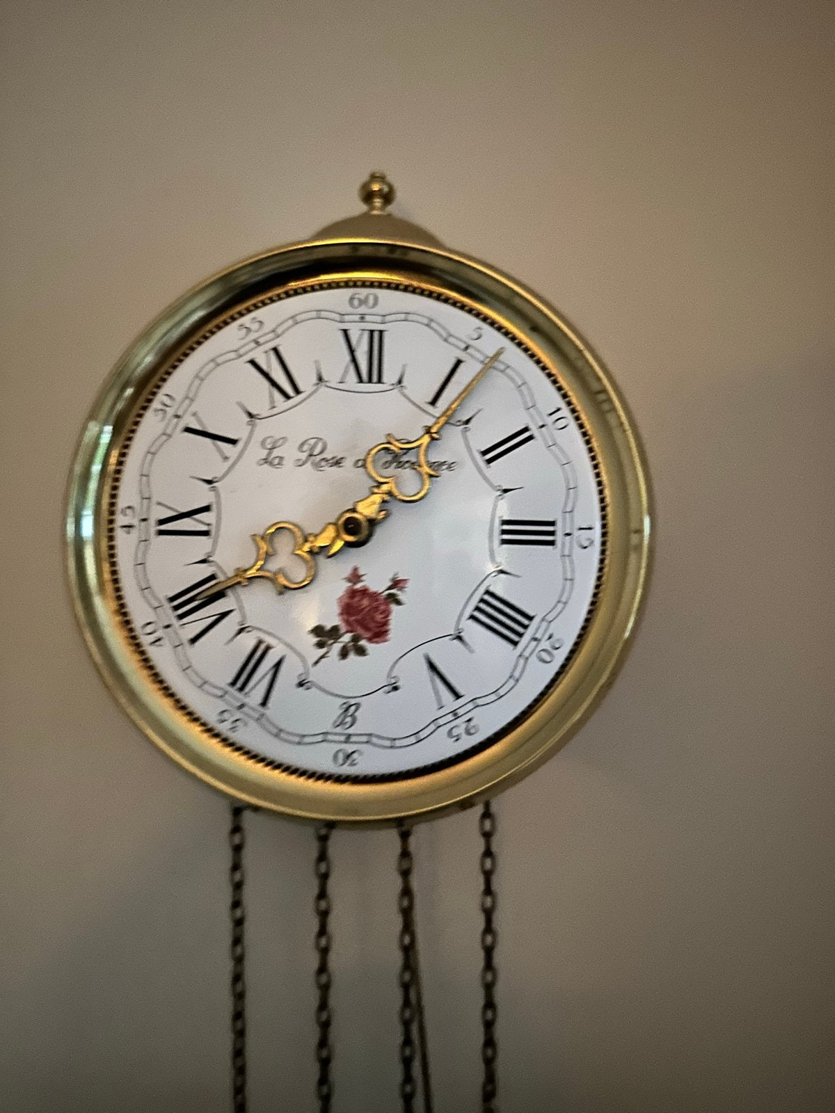 Antieke wandklok met kettingen en gewichten, Ophalen