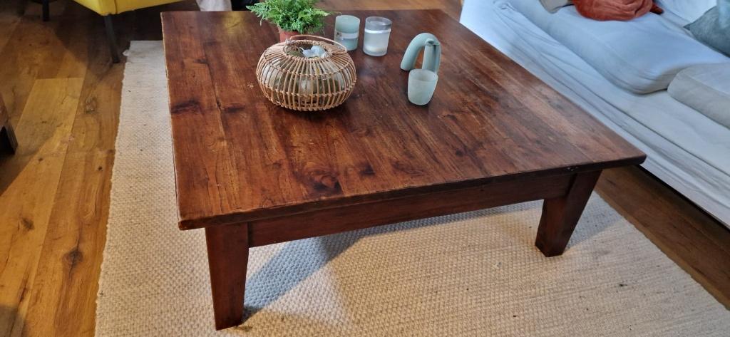 Landelijke / koloniale massief houten salontafel 100x100 cm, Huis en Inrichting, Tafels | Salontafels, Ophalen, Gebruikt, 100 tot 150 cm