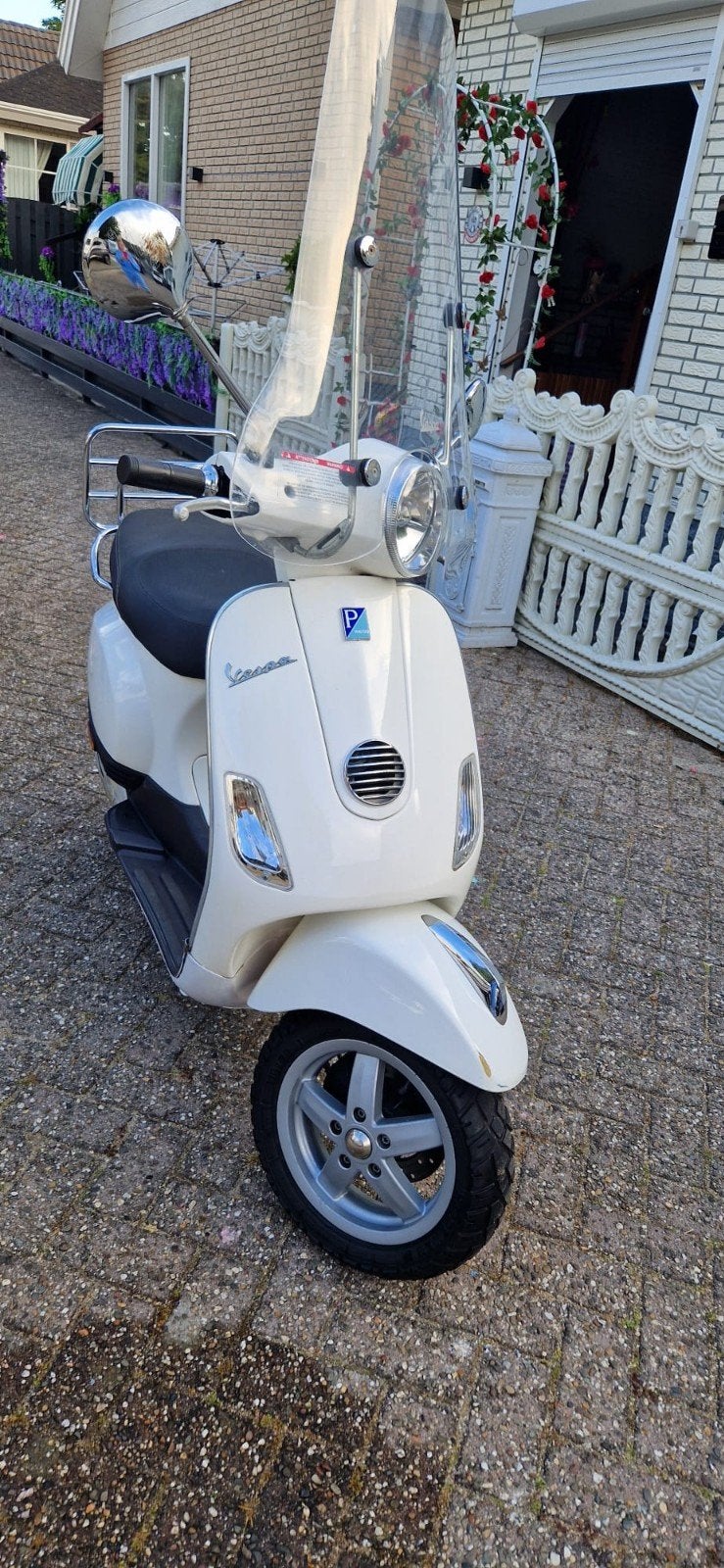 Witte Vespa LX Scooter - Zo goed als nieuw, Fietsen en Brommers, Scooters | Vespa, Maximaal 45 km/u, Ophalen of Verzenden, Zo goed als nieuw
