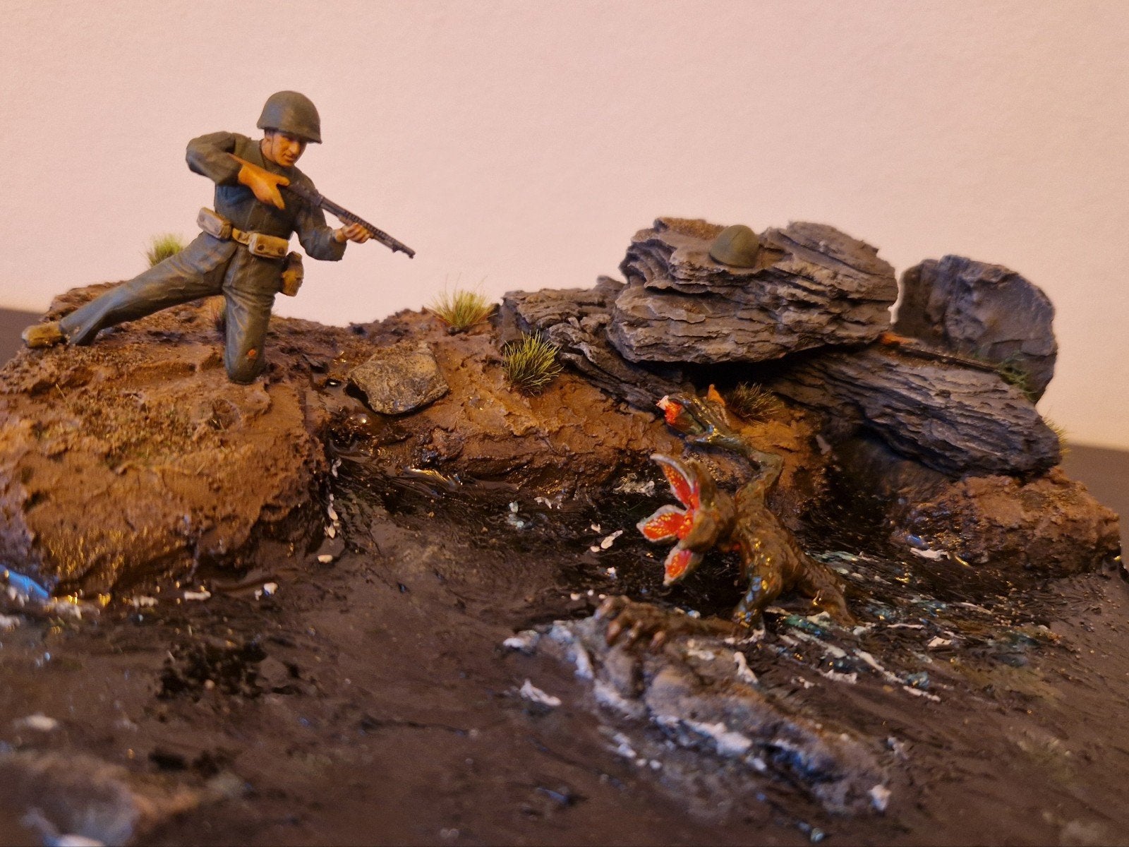 Diorama 1:35 met soldaat en monster - epoxy hars, Ophalen of Verzenden, Nieuw, 1:35 tot 1:50, Diorama