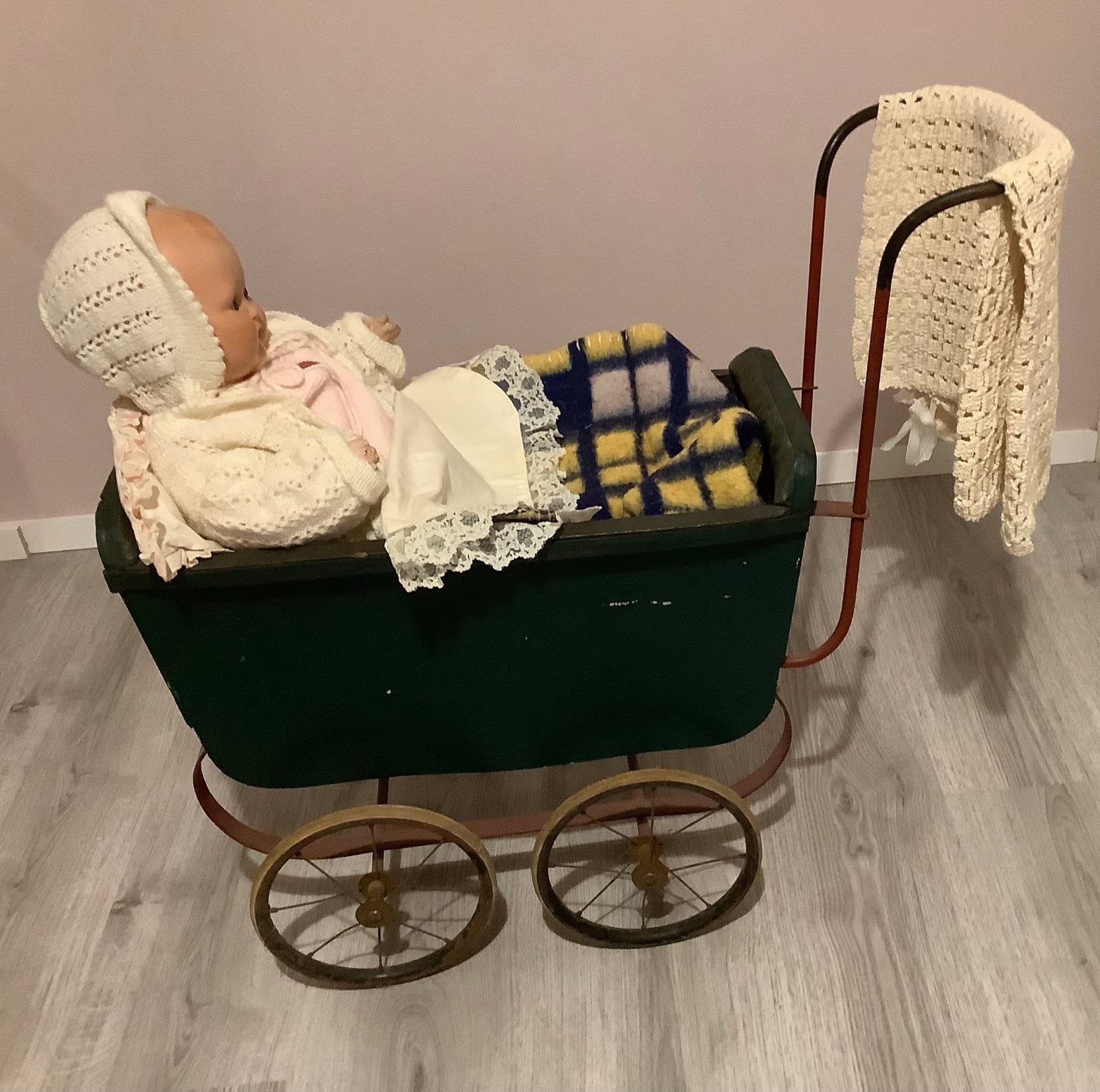 Vintage/ antieke  poppenwagen met oude pop.🥰Papier mache, Ophalen, Gebruikt, Babypop