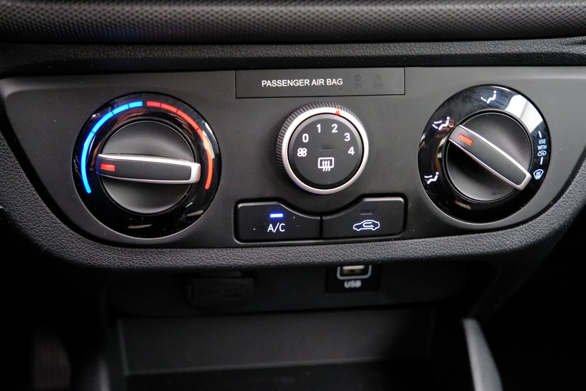 Foto 13 van Hyundai I10 1.0 Comfort Aut. 5-zits|Two-Tone|Airco|Trekhaak|