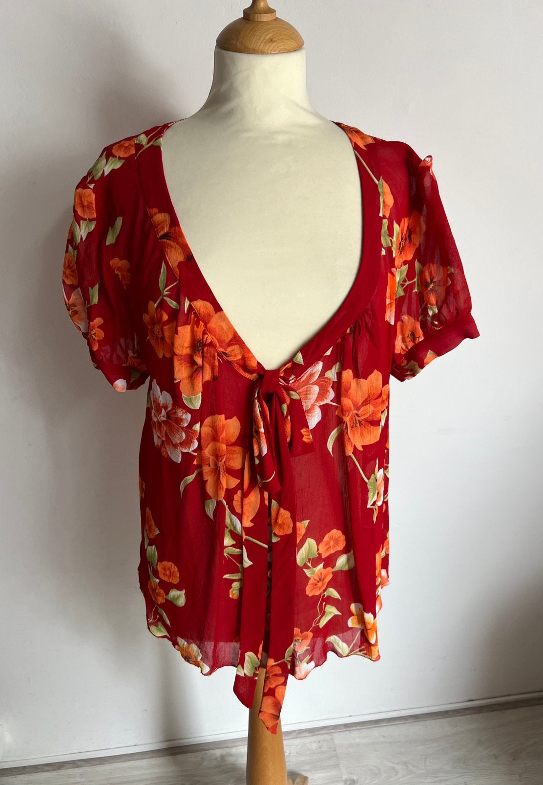 Kleurrijke blouse in rood met oranje bloemen, Maat 46/48 (XL) of groter, Nieuw, Ophalen of Verzenden, Korte mouw