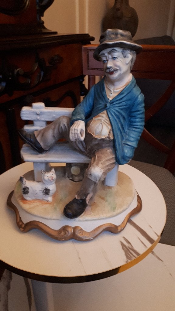 Vintage porseleinen beeldje man op bank {Capodimonte?}, Ophalen, Zo goed als nieuw, Mens