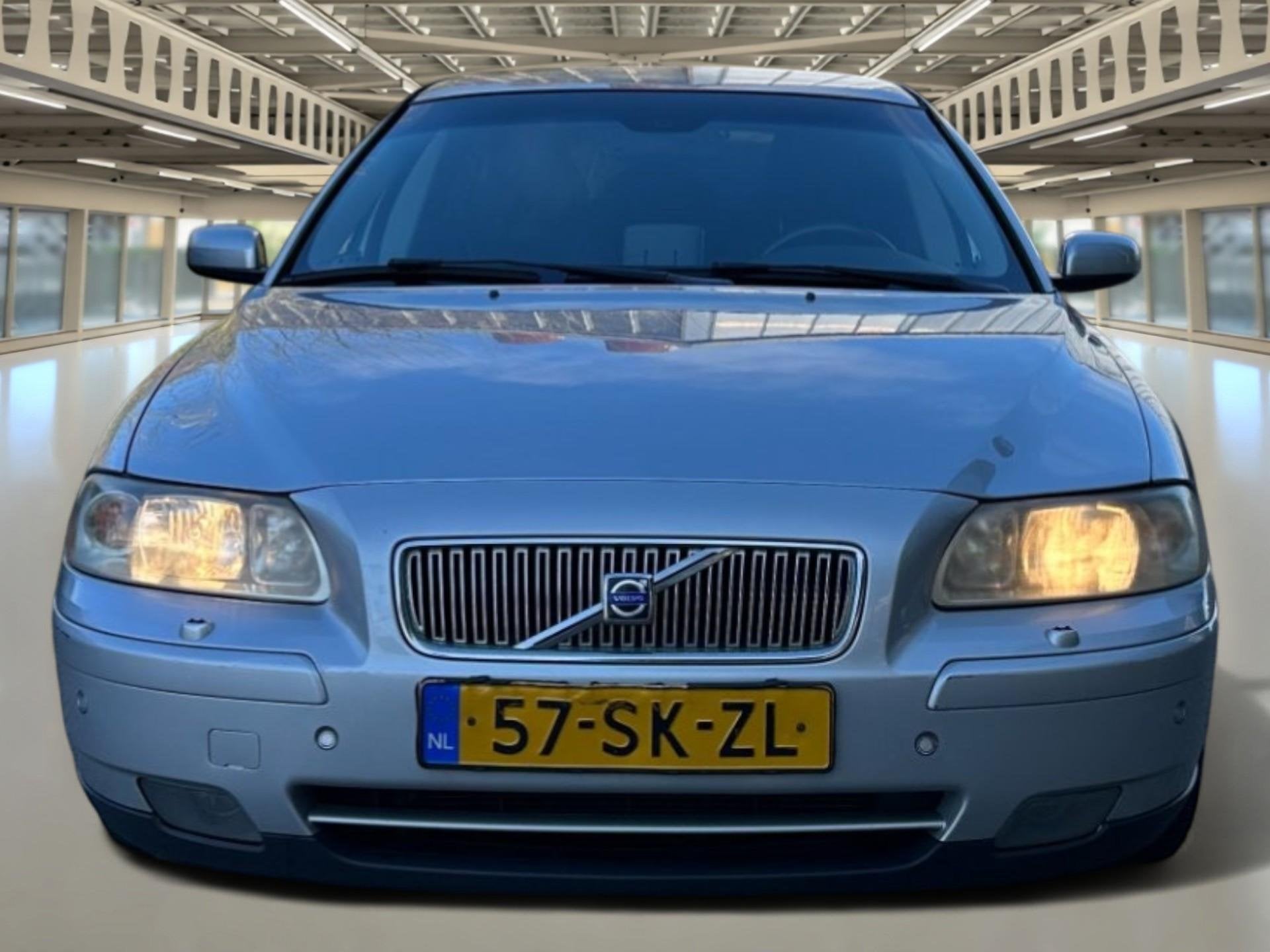 Volvo V70 2.4 Edition II Dealer onderhoud, trekhaak, leder i, Voorwielaandrijving, Zwart, Automatische klimaatregeling, 1470 kg
