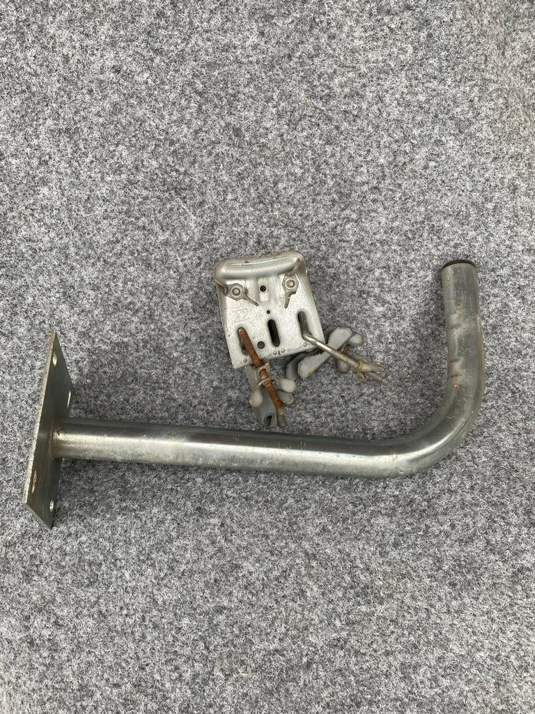 Schotelantenne muurbeugel met LNB houder, Ophalen of Verzenden, Gebruikt, (Schotel)antenne-accessoires, Overige merken