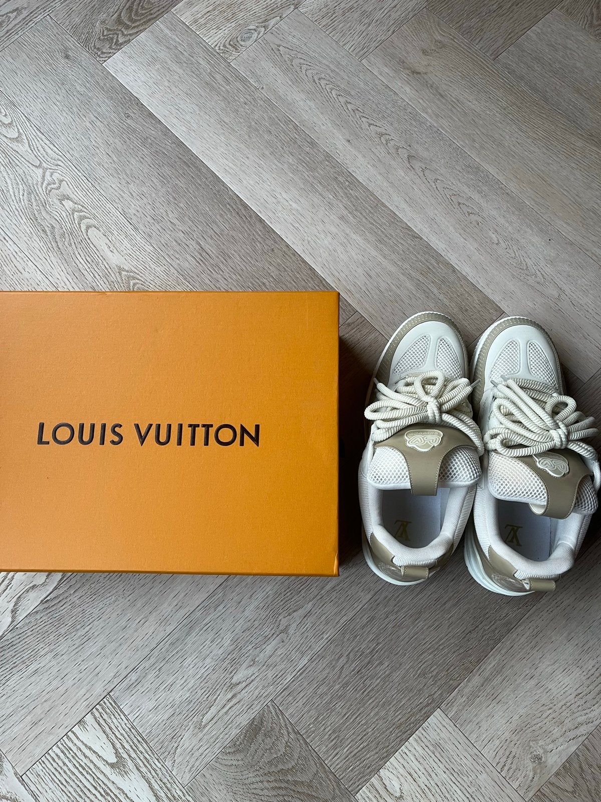 Louis Vuitton LV Trainer Sneakers Beige/Wit maat 42, Beige, Nieuw, Ophalen of Verzenden, Sneakers of Gympen