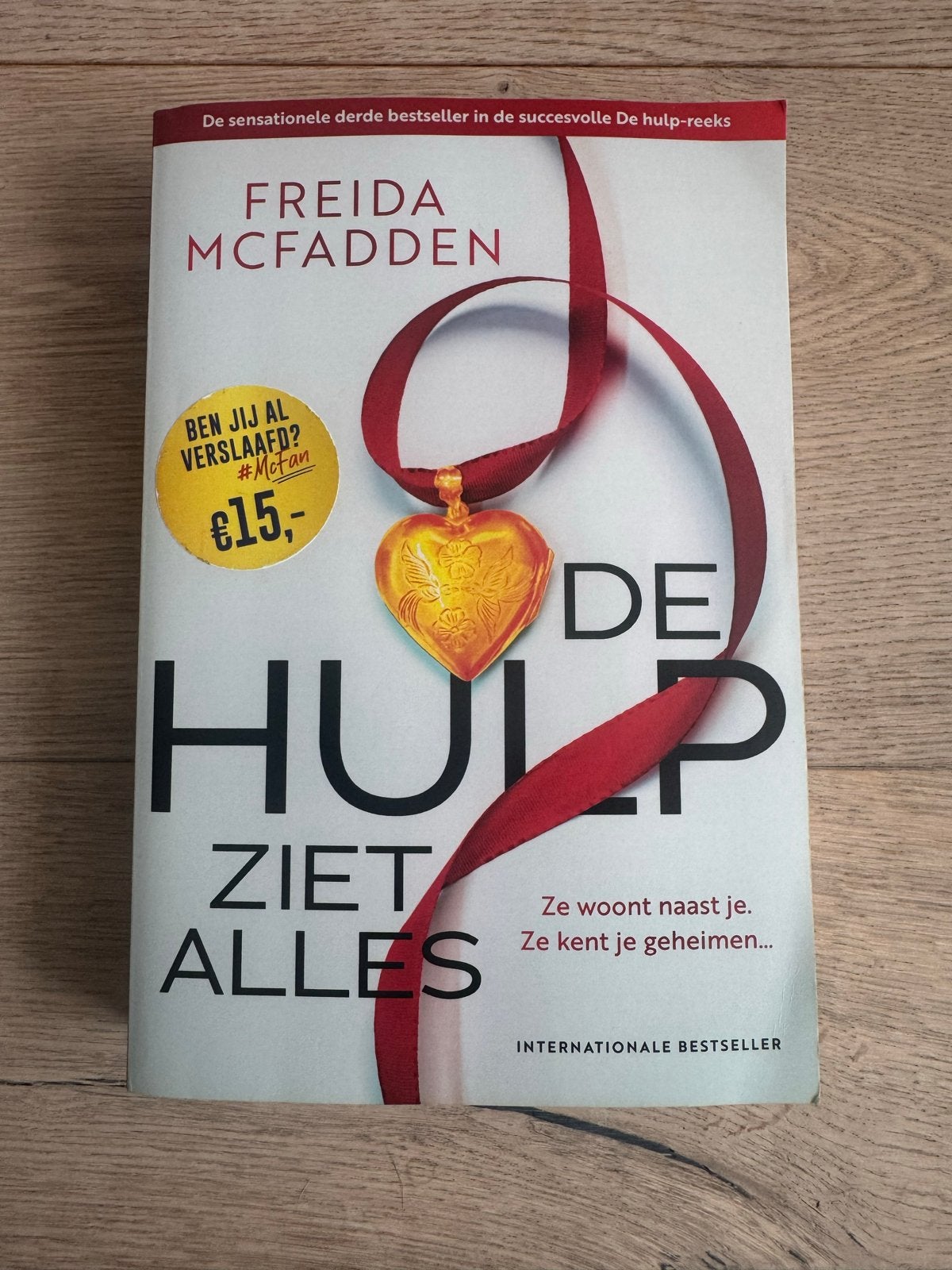 De Hulp Ziet Alles - Freida McFadden (Thriller), Ophalen of Verzenden, Gelezen, Nederland
