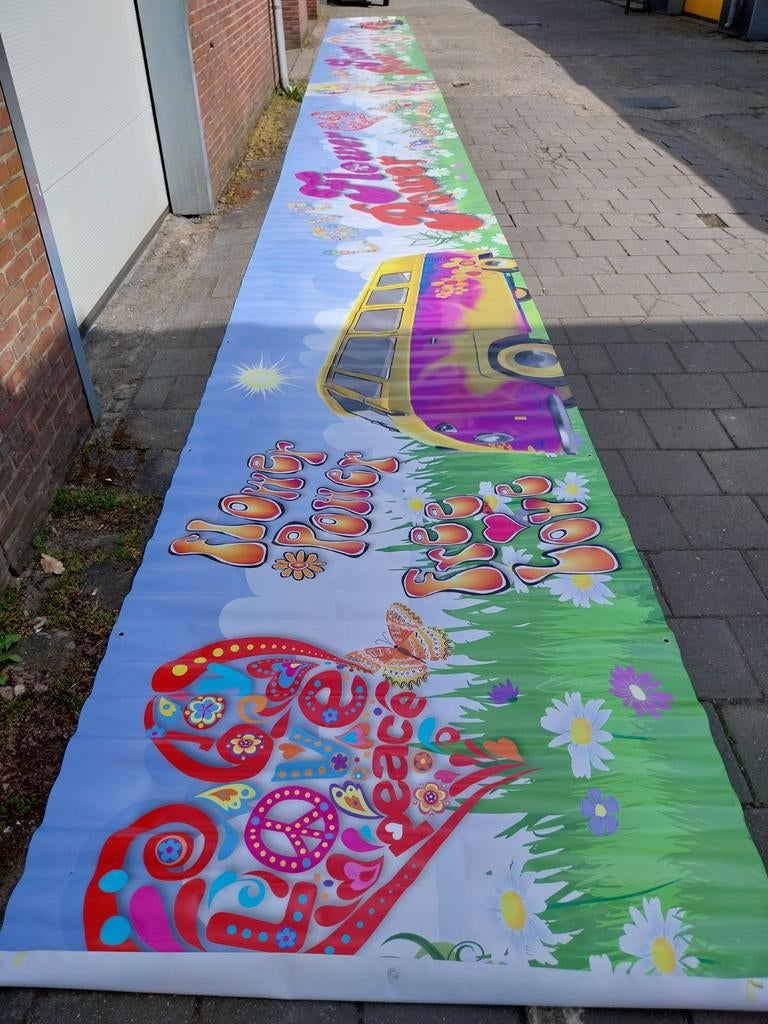 Groot hippie/groovy spandoek, 18.4 meter lang, Hobby en Vrije tijd, Feestartikelen, Ophalen