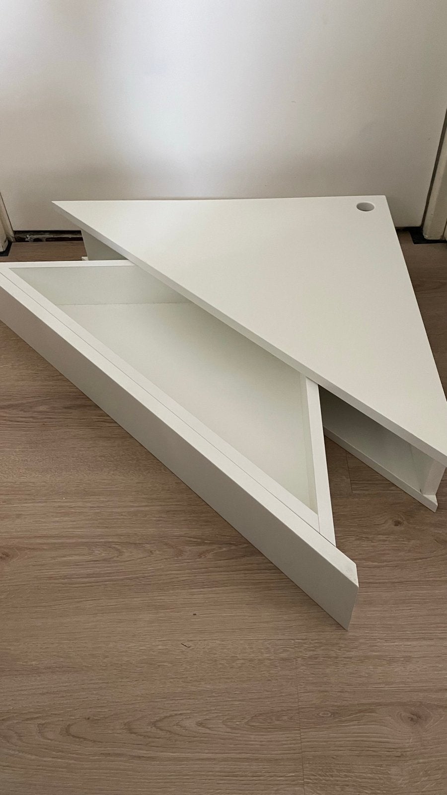 Hoekkastje met lade en uitsparing voor stroomkabel, Ophalen
